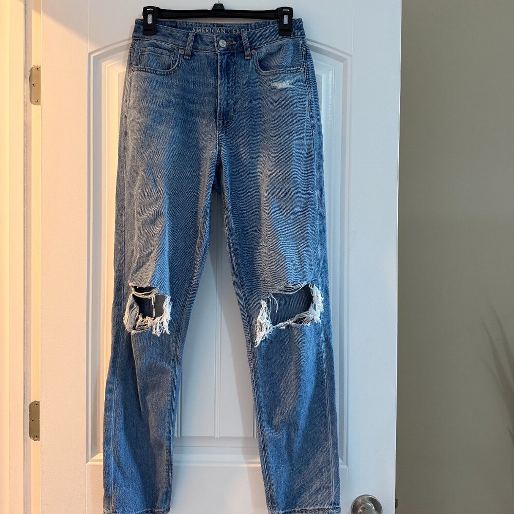 American Eagle Strigid Ripped Mom Jean (Blown Out Blue)